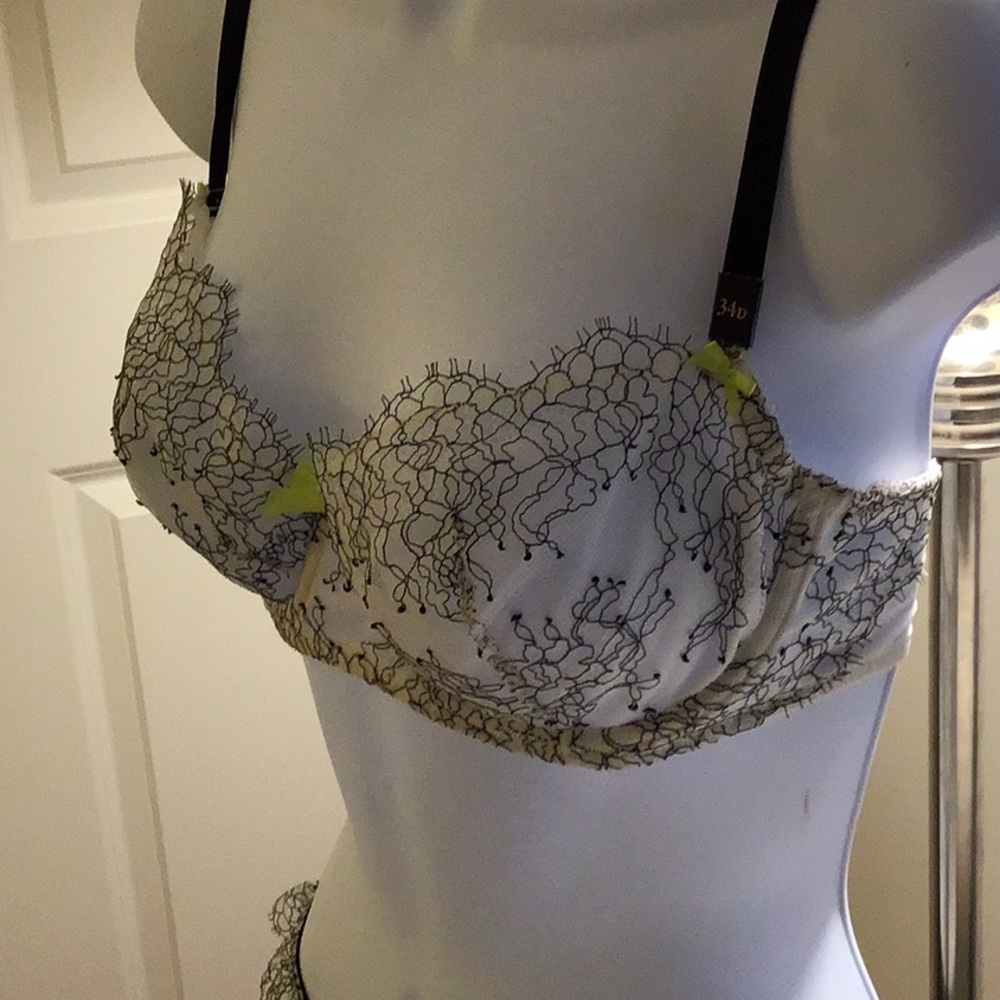 Victoria Secret Chantilly lace bra and bikini set - Picture 4 of 11